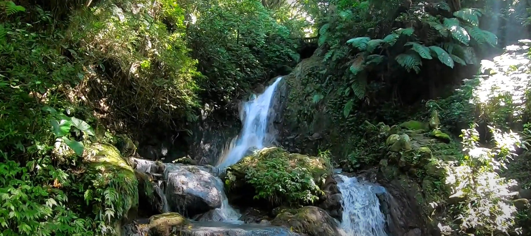 น้ําตก Little Hidden Pond