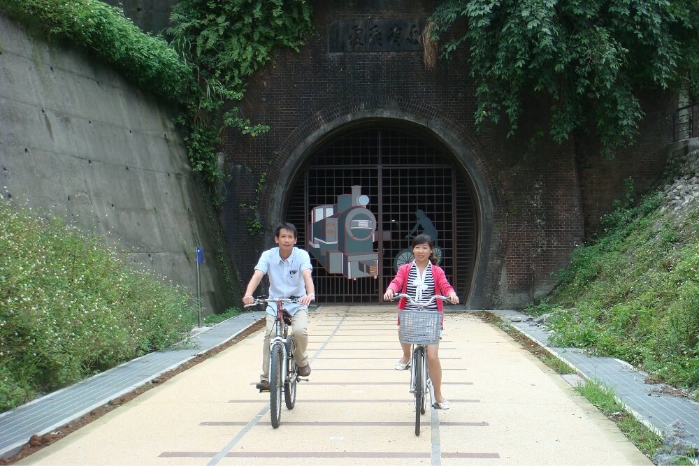 福隆舊草嶺隧道騎單車