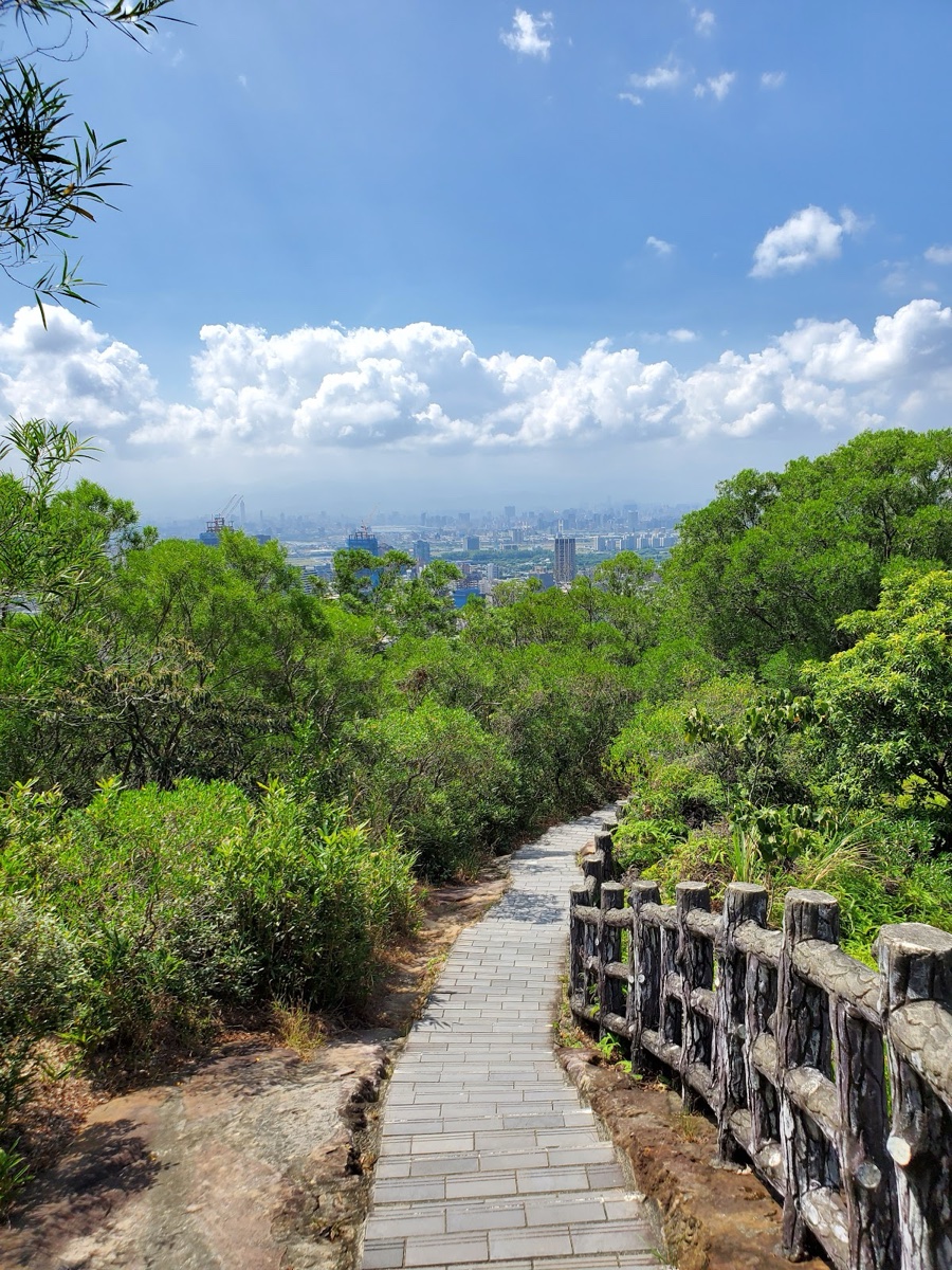 軍艦岩親山步道